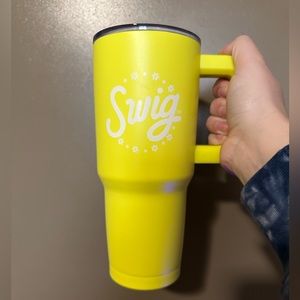 Swig Tumbler Yellow with white decal Flowers